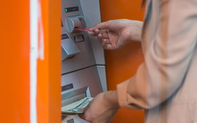 Đi rút tiền ở ATM, cậu học sinh chết lặng khi thấy hơn 260 tỷ đồng trong tài khoản