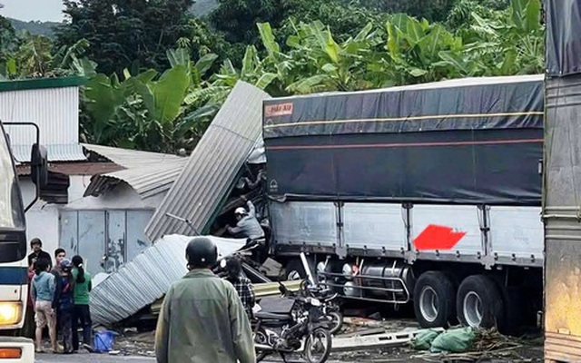 Hiện trường tai nạn liên hoàn nghiêm trọng, ô tô lao vào nhà dân ở Khánh Hoà