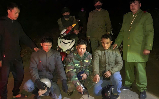 Tạm giữ 3 người đàn ông mang 2 khẩu súng và 49 viên đạn đi trên đường