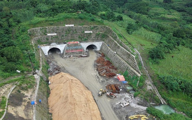 Ban đầu huy động 300 nhân công, sau phải nâng lên 500 người, liên danh Đèo Cả chính thức đào thông nhánh hầm dài hơn 1km thuộc tuyến cao tốc 10.700 tỷ đồng    