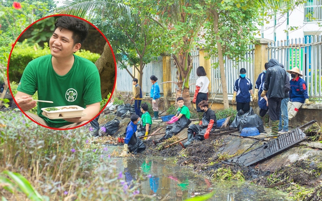 Chàng trai bỏ việc lương khá để dầm mình dưới sông dọn rác, sợ hãi khi bị kim tiêm đâm thẳng vào đùi