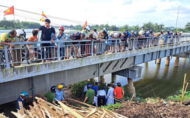 Clip: 2 "người hùng" nhảy xuống sông cứu người phụ nữ nhảy cầu