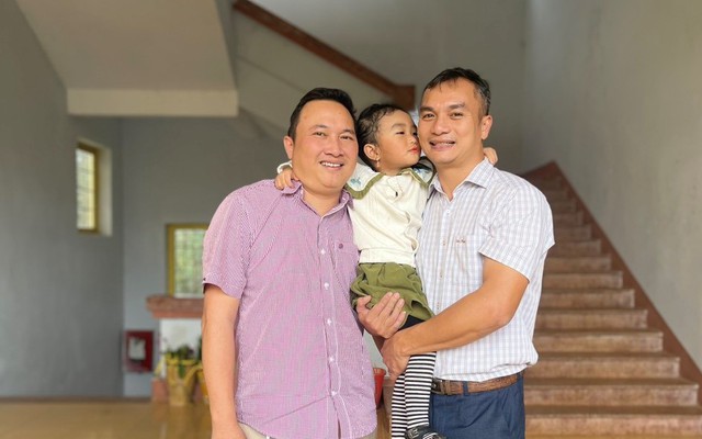 Nghẹt thở giải cứu cháu bé 3 tuổi sắp rơi từ tầng 4