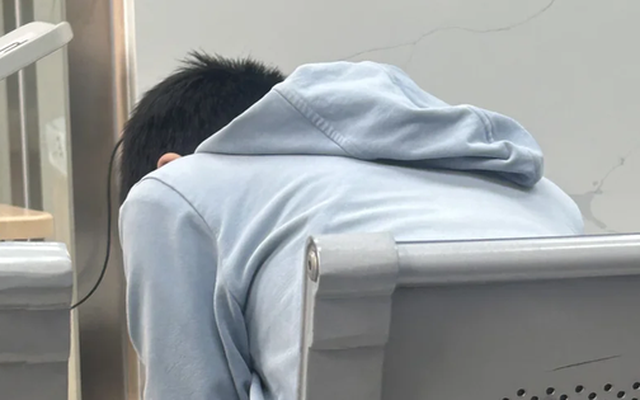 Bức ảnh chụp bóng lưng một nam sinh trong phòng khám nhìn rất thương, thấy thứ cậu cầm trên tay nhiều người quay sang bức xúc