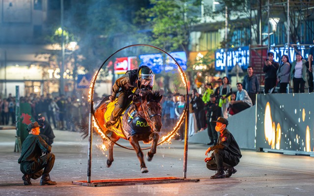 Người dân Hạ Long thích thú xem cảnh sát cơ động trình diễn cưỡi ngựa điêu luyện