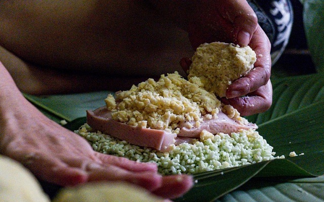 Dùng loại gạo đặc sản ngon nhất trong vùng làm chiếc bánh bùi và béo ngậy, 9x thu tiền tỷ mỗi năm