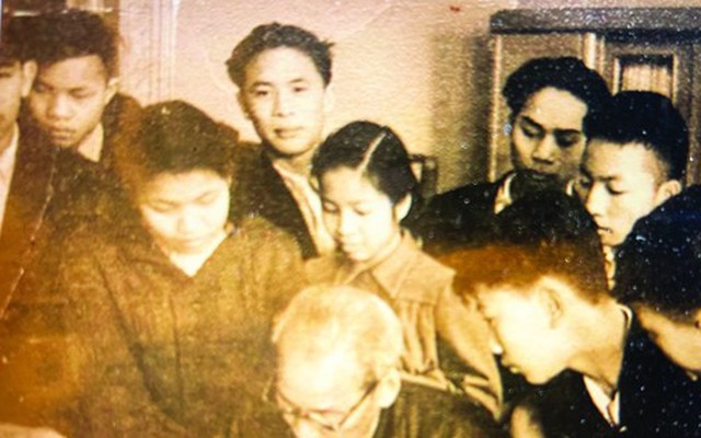 Bác Hồ với nhóm du học sinh đầu tiên đi Liên Xô trong Kháng chiến