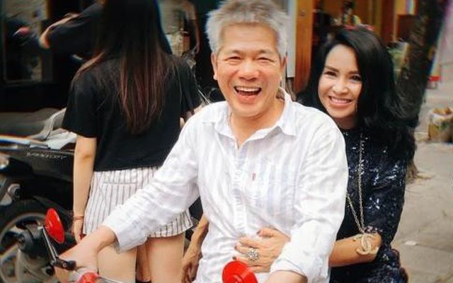 Chồng diva Thanh Lam cười ngượng vì cầm tay phụ nữ khác lại tưởng vợ mình