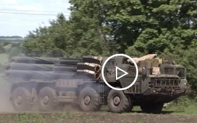 Khoảnh khắc hệ thống tên lửa phóng loạt Nga oanh tạc phòng tuyến Ukraine