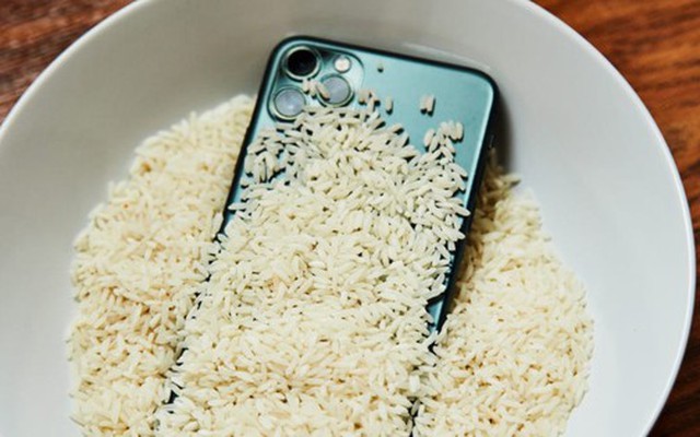 Apple chính thức cảnh báo người dùng không nên đặt iPhone ướt vào gạo