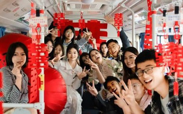 Đám cưới trên xe buýt - Trào lưu lạ của các cặp đôi Trung Quốc