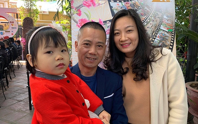 Con trai NSND Trần Nhượng tuổi 51: Vợ là luật sư, nắm hết tài chính trong nhà, vợ mua gì mặc nấy