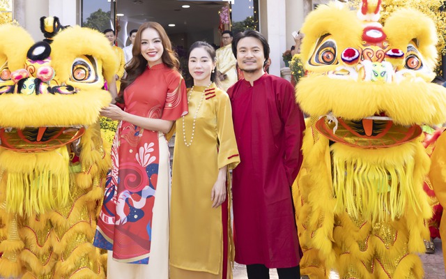 Vợ chồng đạo diễn Hoàng Nhật Nam – Phạm Kim Dung lì xì cho dàn hoa, á hậu đình đám