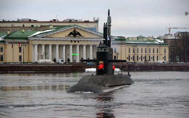 Tàu ngầm Kronstadt vào biên chế sau thời gian thi công dài kỷ lục