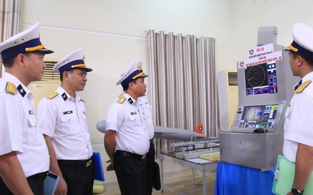 Tư lệnh Vùng 4 Hải quân Nguyễn Văn Bách kiểm tra Lữ đoàn tàu chiến đấu mặt nước