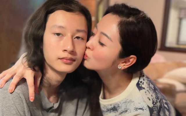 Con trai chung của Quang Dũng, Jennifer Phạm tuổi 16: Đẹp trai nhưng đôi mắt "buồn vời vợi"