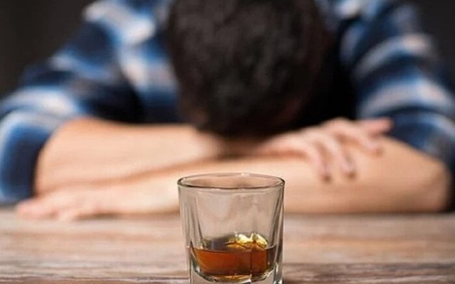 Vì sao có người uống rượu bia mãi không say, người nửa chén đã say?