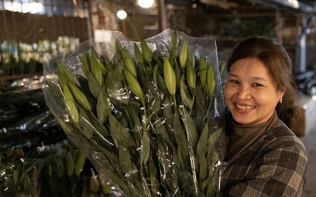 Có gì ở chợ hoa đêm lớn nhất Hà Nội...