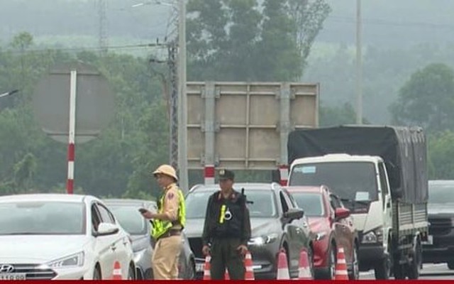 CSGT mặc thường phục xử phạt xe vượt ẩu, lấn làn trên cao tốc Cam Lộ - La Sơn