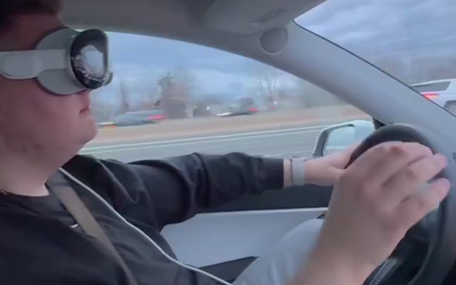 Mới ra mắt được 1 ngày, đã có thanh niên vừa đeo Vision Pro vừa để Tesla tự lái: Nhận cái kết đắng