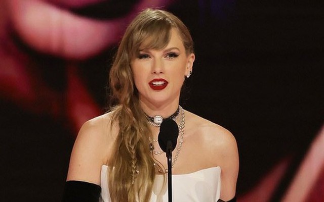 Taylor Swift nói bí mật trên sân khấu Grammy khiến mạng xã hội tê liệt