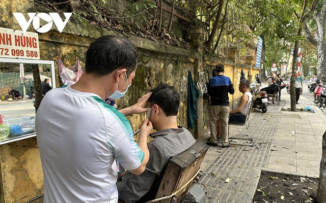 Mòn mỏi chờ cắt tóc, rửa xe ở Hà Nội những ngày cận Tết Giáp Thìn