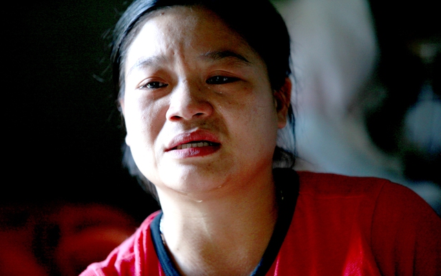 Nước mắt nữ công nhân nghèo vừa gặp tai nạn ngày cận Tết
