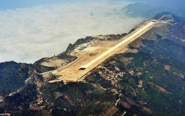 “Thổi bay” 65 ngọn đồi để xây dựng “tàu sân bay” lơ lửng giữa trời, đường băng siêu hẹp trên độ cao gần 700 mét thách thức mọi phi công: Trung Quốc lại khiến thế giới ngỡ ngàng