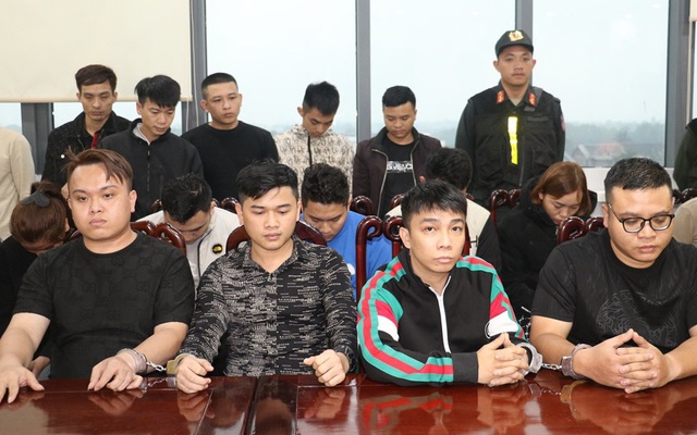 Cảnh sát đồng loạt khám xét, bắt 32 đối tượng lừa hơn 200 tỷ của người dân Việt Nam