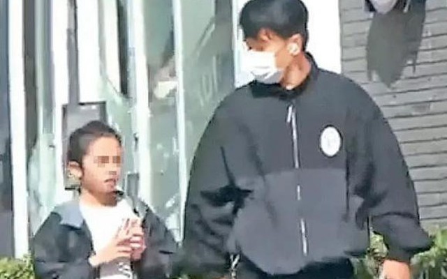 Con gái Dương Mịch bị chụp ảnh lúc tan học, chỉ 1 bức ảnh mà khiến cả bố và mẹ nhận "mưa" chê trách từ cộng đồng mạng