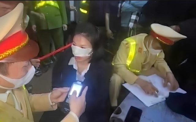 Chủ tịch TP Hà Nội ra quyết định xử phạt nữ tài xế vi phạm nồng độ cồn tại đường Trần Cung