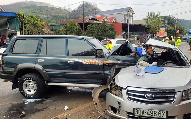 Ảnh TNGT: Chevrolet Cruze bị Toyota Land Cruiser đâm vỡ nát bên hông