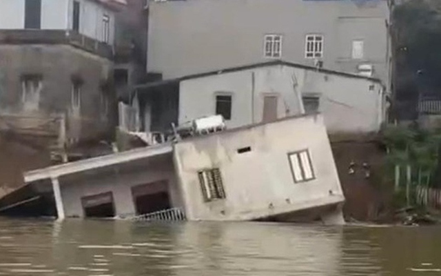 VIDEO: Ngôi nhà 2 tầng sụt, chìm nghỉm xuống sông trong chưa đầy 2 phút