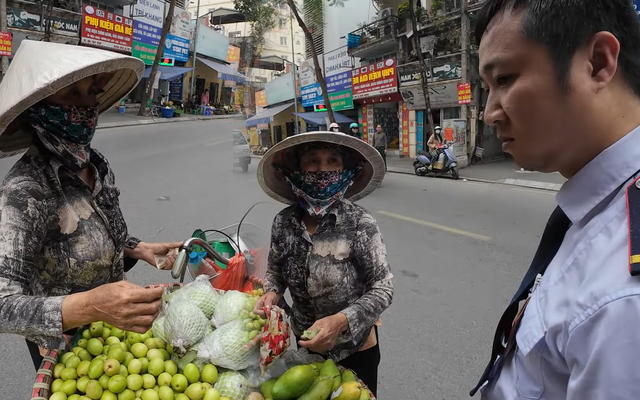 Khách Tây mua táo trên phố Hà Nội bị "chặt chém" 200 nghìn, anh bảo vệ tới giải vây và cái kết hả hê