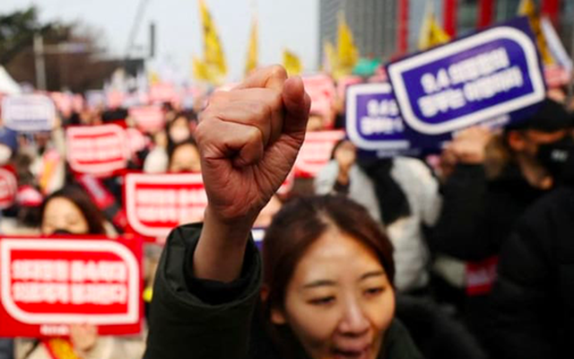 Đến lượt các giáo sư tuyên bố từ chức, khủng hoảng y tế Hàn Quốc ngày càng trầm trọng