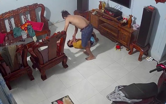 Khởi tố cha dượng đánh dã man bé trai 9 tuổi ở Bình Phước