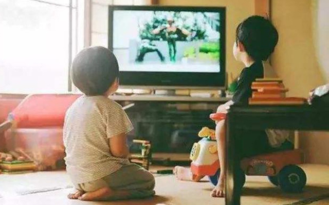Trẻ xem tivi có về tư duy và năng lực khác biệt như thế nào? Câu trả lời khiến cha mẹ sững sờ
