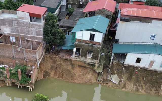 Cận cảnh khu vực nhà 2 tầng bị sụt lún xuống sông ở Bắc Ninh