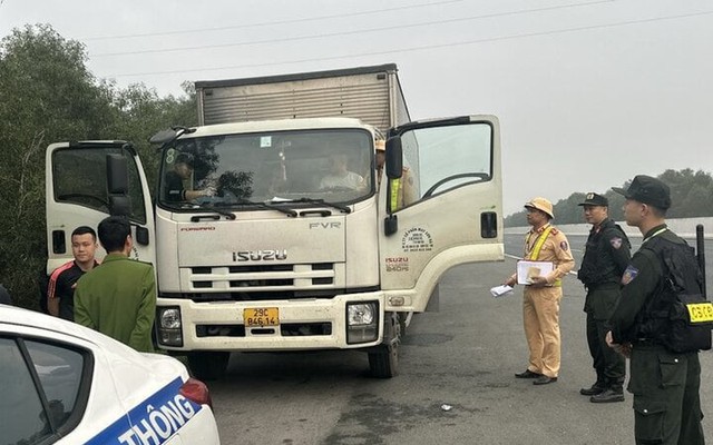 Dừng ô tô trên cao tốc Hà Nội - Hải Phòng đánh bạc, 4 tài xế bị CSGT bắt giữ