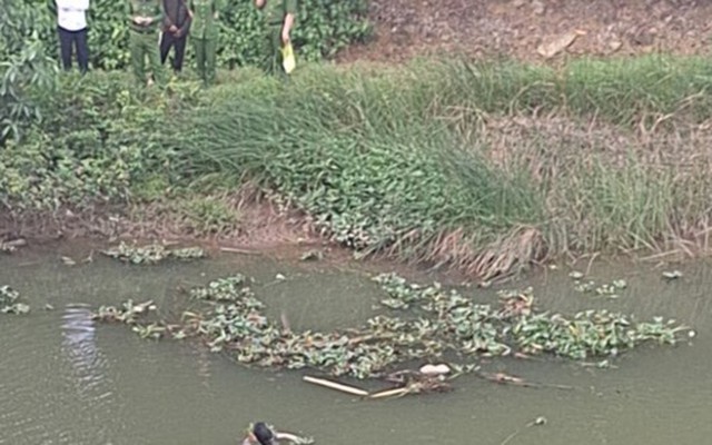 Phát hiện thi thể nam giới bị phân hủy trôi trên sông