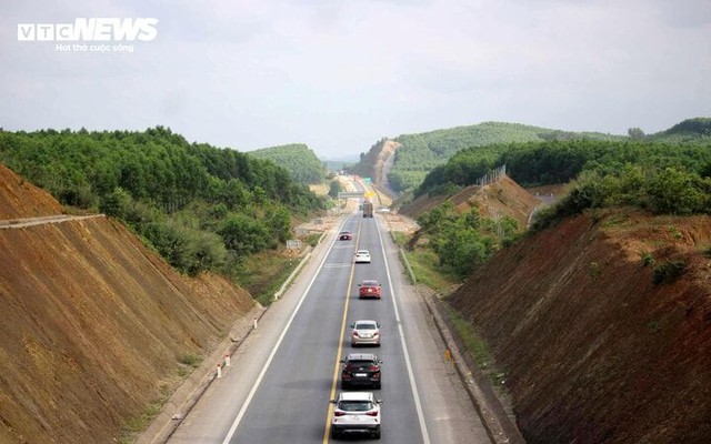 Cục Đường bộ đồng ý cấm ô tô trên 30 chỗ, xe tải nặng vào cao tốc Cam Lộ-La Sơn