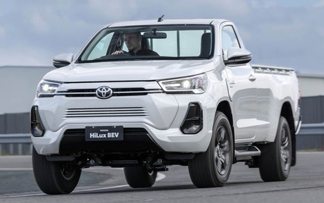 Toyota Hilux chạy điện được xác nhận ra mắt năm sau, phủ đầu Ranger, Triton trong cuộc đua xe điện