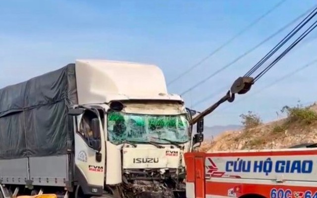 Tai nạn trên cao tốc Vĩnh Hảo – Phan Thiết, tài xế tử vong trong ca bin bẹp rúm