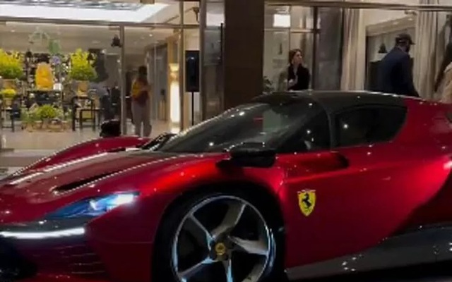 Ronaldo khoe chiếc Ferrari mới trị giá 2 triệu bảng trong bộ sưu tập siêu xe 18 triệu