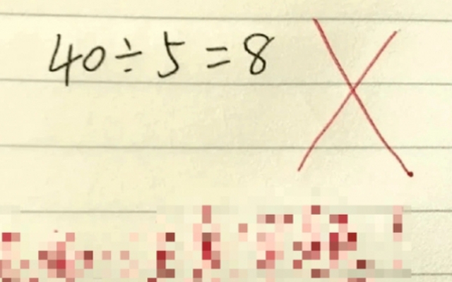 Con làm phép tính 40:5=8 bị gạch sai, người mẹ bức xúc lên trường "kiện" thì bị cô giáo phán xanh rờn: Chị xem lại kiến thức đi!