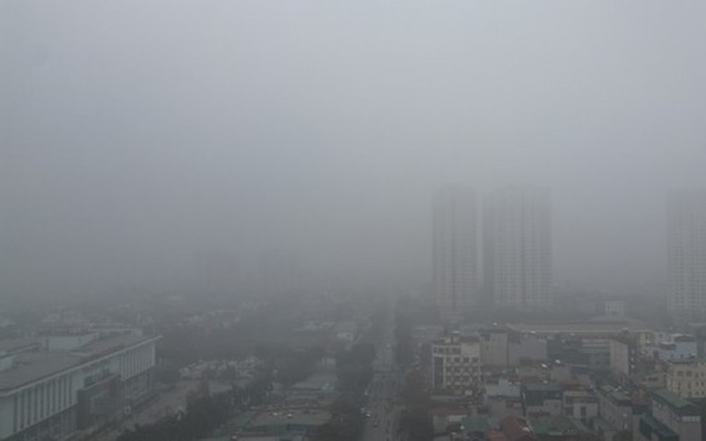Sương mù dày đặc tiếp tục bao phủ Hà Nội