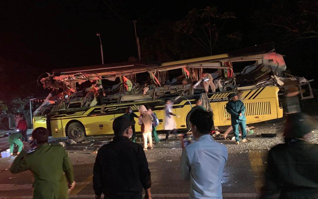 Tai nạn kinh hoàng trên quốc lộ 2 rạng sáng nay, ít nhất 5 người chết