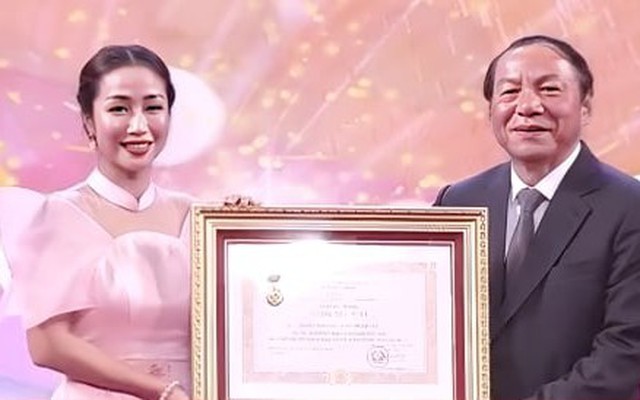 Ốc Thanh Vân từ Australia bay về Việt Nam nhận danh hiệu NSƯT