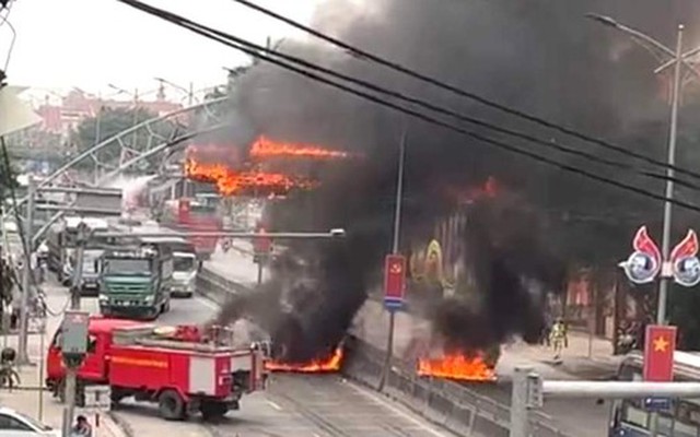 Cháy bảng điện tử led trên quốc lộ khiến giao thông tắc nghẽn