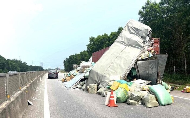 Đâm vào thùng xe đầu kéo trên cao tốc Cam Lộ - La Sơn, tài xế nguy kịch